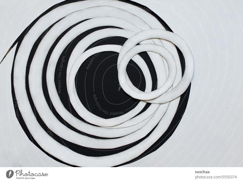 ausgeschnittene kreise 2 Papier Papeterie basteln gestalten Design Kreativität Kreise schwarz-weiss Strukturen & Formen Muster abstrakt graphisch Kunst Collage