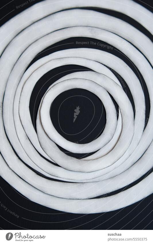 ausgeschnittene kreise Papier Papeterie basteln gestalten Design Kreativität Kreise schwarz-weiss Strukturen & Formen Muster abstrakt graphisch Kunst Collage