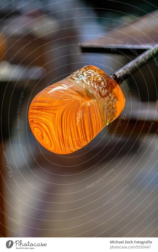 Glasbläser, der ein Glas formt Blasrohr Handwerk Formgebung Prozess heiß Werkzeug handgefertigt Fabrik Werkstatt Kunst geschmolzen Schmelzofen Schlag Glasblasen