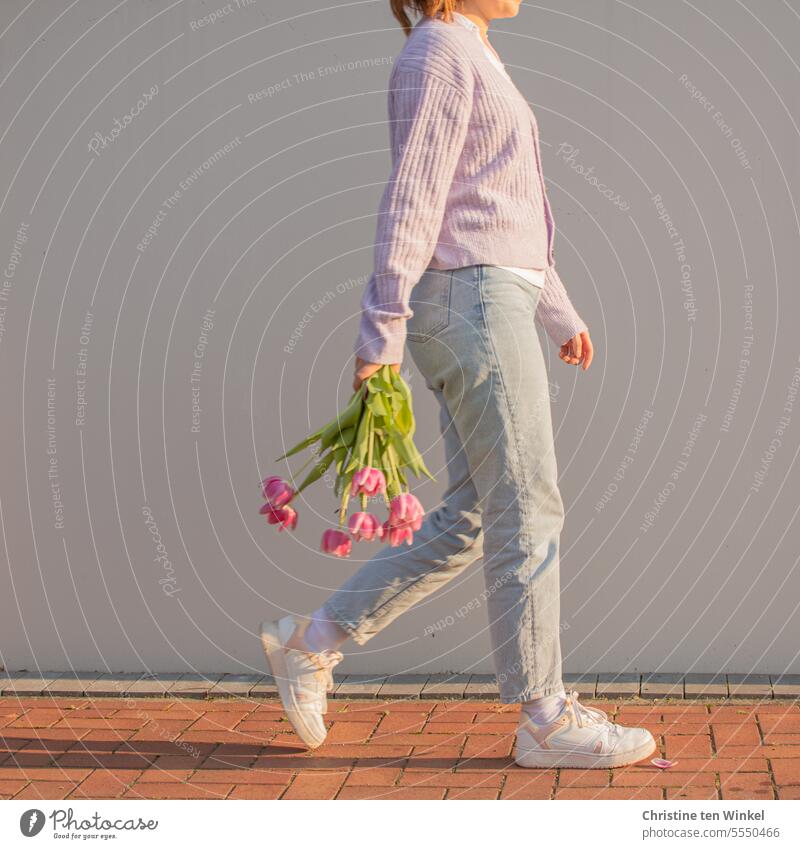 Tulpen junge Frau laufen schwungvoll blühen Porträt Frühling Blumenstrauß Tulpenblüte Licht und Schatten schön Pastellfarben blühend helle Farben Valentinstag