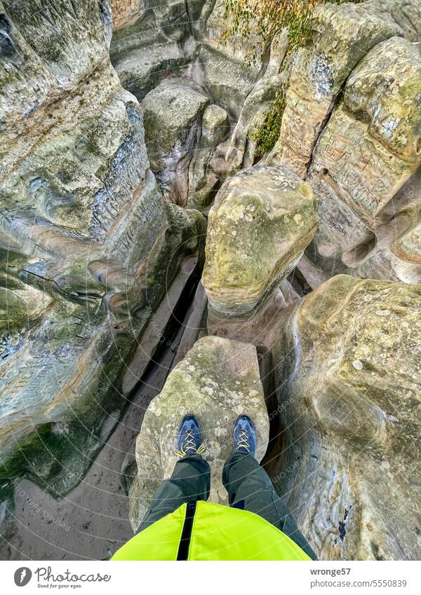 Auf der Suche nach dem richtigen Weg Suchen richtiger Weg Felsen Felsengruppe Sandstein Wege & Pfade Klusfelsen Heiligtum Außenaufnahme Person Blick nach unten
