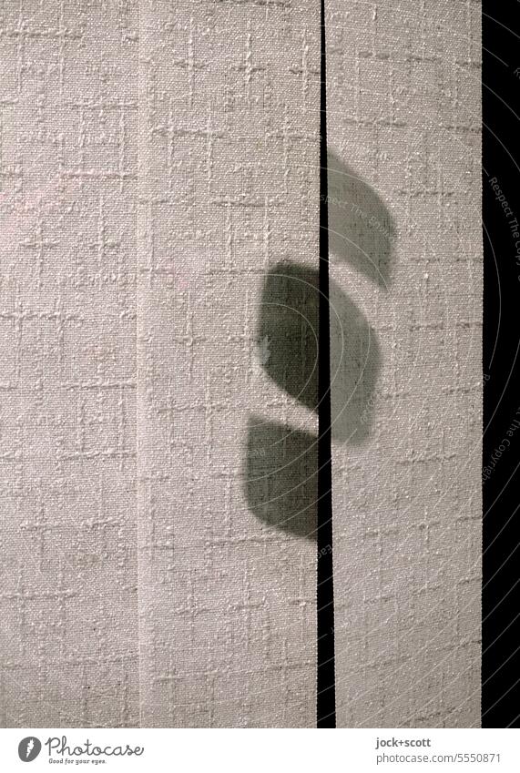 Buchstabe trifft Abstraktion Lamellenvorhang Detailaufnahme Schatten minimalistisch abstrakt Strukturen & Formen Hintergrundbild einfach Hintergrund neutral