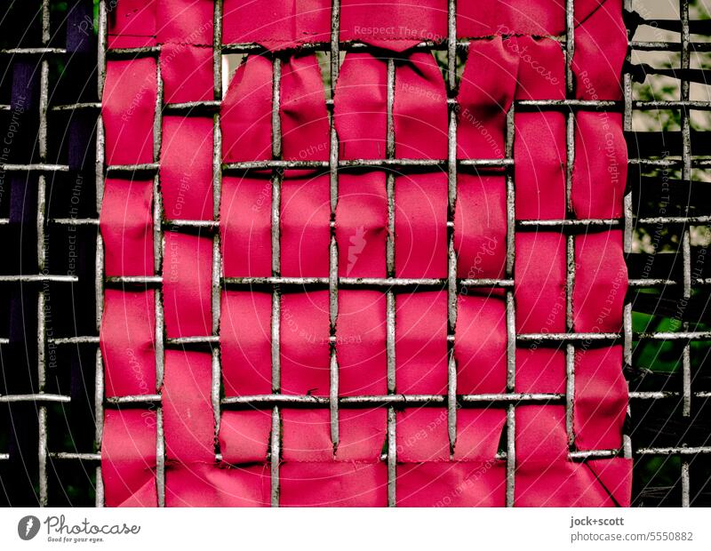 Gartenzaun mit Flechtkunst Metallzaun Geflecht Gitter kalte Farben pink Strukturen & Formen Gestaltungsfreiraum Kreativität Flechten Streifen Stoff