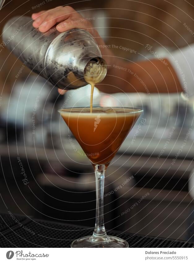 Espresso-Martini-Cocktail, der kalt getrunken wird und aus Espresso-Kaffee, Kaffeelikör und Wodka besteht Alkohol alkoholisch Bar Theke Getränk schwarz Schnaps