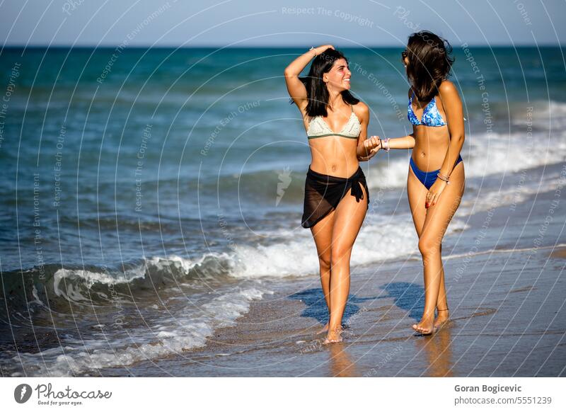 Zwei hübsche junge Frauen haben Spaß am Meer Sommer Bikini Freunde Strand Urlaub Badebekleidung MEER Zusammensein Menschen Fröhlichkeit Sand Glück Wasser heiter