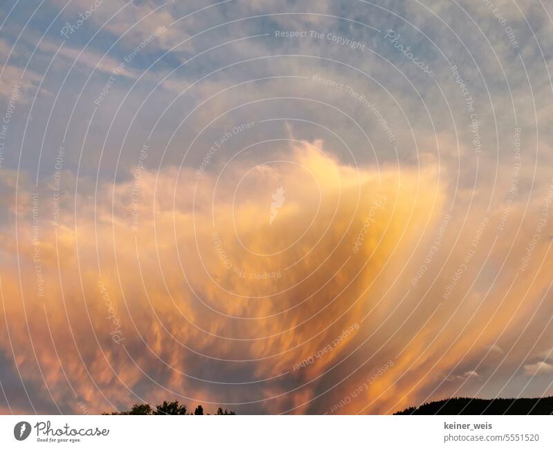 Die Wolken voller Saharasand und der Himmel brennt im wilden Sonnenuntergang Wolkenbild abstrakt skurril Außenaufnahme Menschenleer Wolkenformation Wolkenfeld