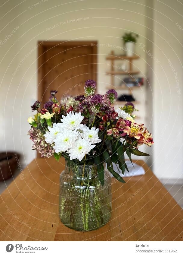 Blumenstrauß auf einem Holztisch Vase Tisch Spätsommer Herbst braun Esszimmer Küche Wohnung Haus Dekoration & Verzierung Innenaufnahme Häusliches Leben