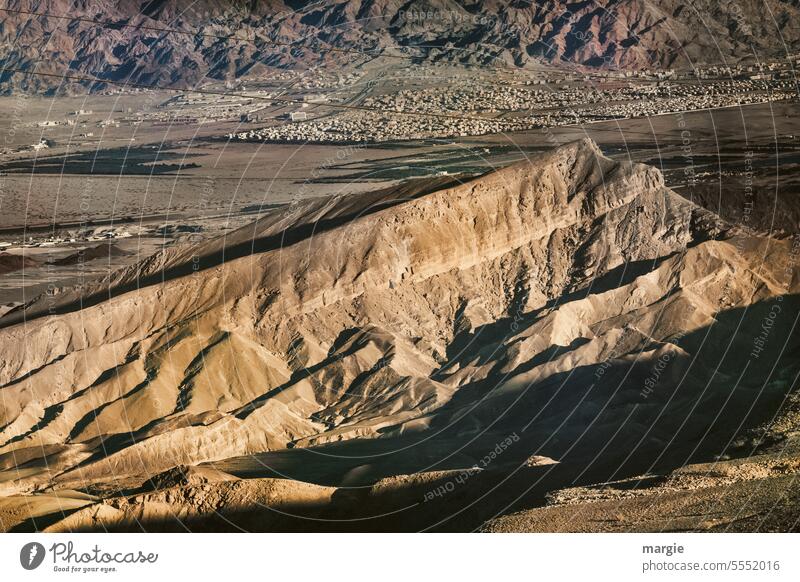 Israel, Jordanische Grenze Eilat Jordanien Akaba Außenaufnahme Berge u. Gebirge Wüste Menschenleer Stadt Landschaft Berghang Felsen Fernost Krieg Sand Ebene