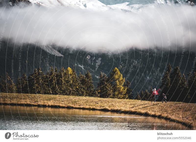 Kinder spielen an einem Speichersee Berge u. Gebirge Natur Tourismus Landschaft Ferien & Urlaub & Reisen Schnee Alpen Wolken Felsen Gipfel Umwelt Freiheit