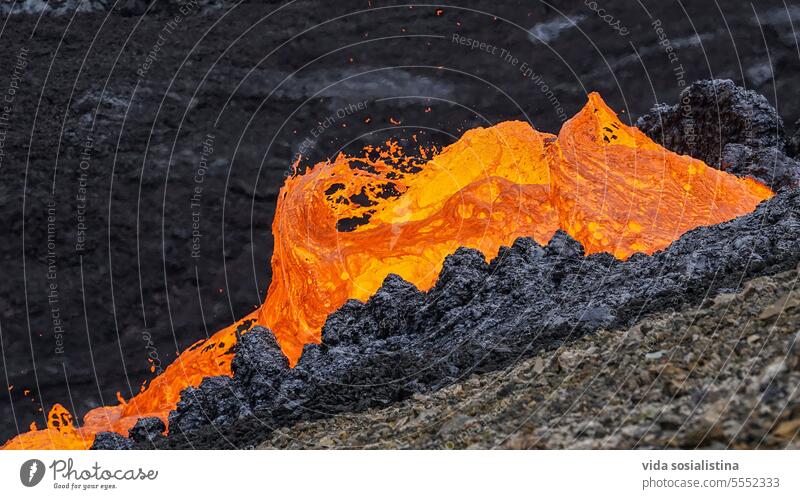 Reiten auf der Feuerwelle: Zeuge der erstaunlichen Lavawelle am Vulkan Fagradalsfjall, Island Natur Naturkatastrophe Wärmetemperatur Eruption Geologie