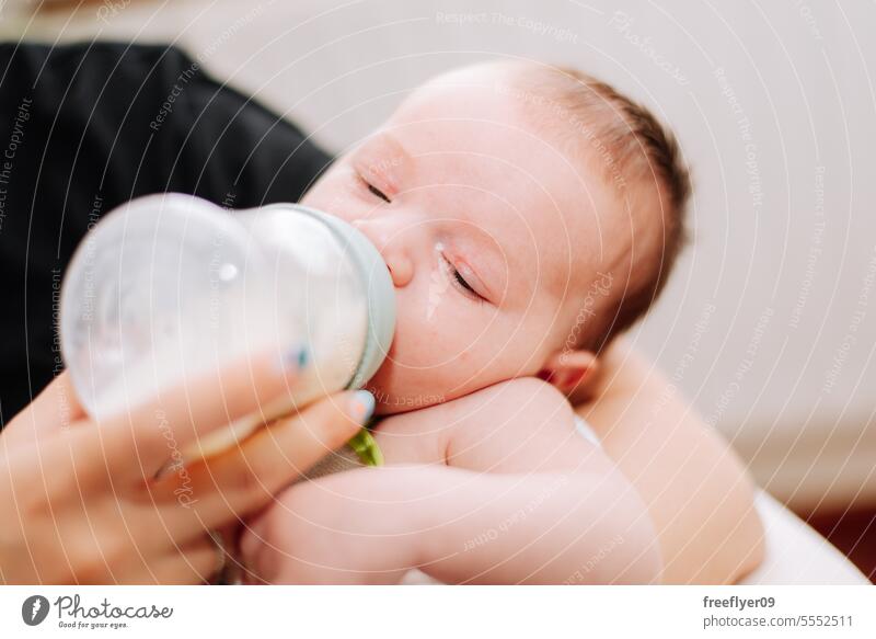 Porträt eines Neugeborenen, das aus einer Saugflasche trinkt Baby neugeboren Fütterungsflasche Flasche füttern Lebensmittel Eltern Kinder Sohn bezaubernd Pflege