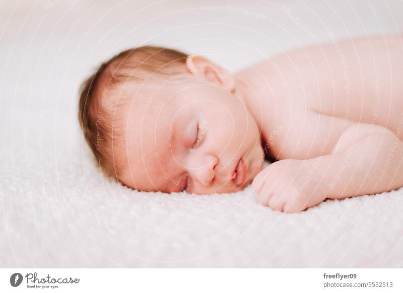 Porträt eines schlafenden Neugeborenen bei Studiobeleuchtung Baby neugeboren Erstgeborenes Verlegung Hinlegen Textfreiraum Elternschaft Mutterschaft Unschuld
