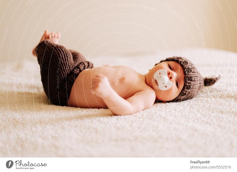 Porträt eines Neugeborenen in einem Kostüm bei Studiobeleuchtung Baby neugeboren Erstgeborenes Verlegung Hinlegen Textfreiraum Elternschaft Mutterschaft