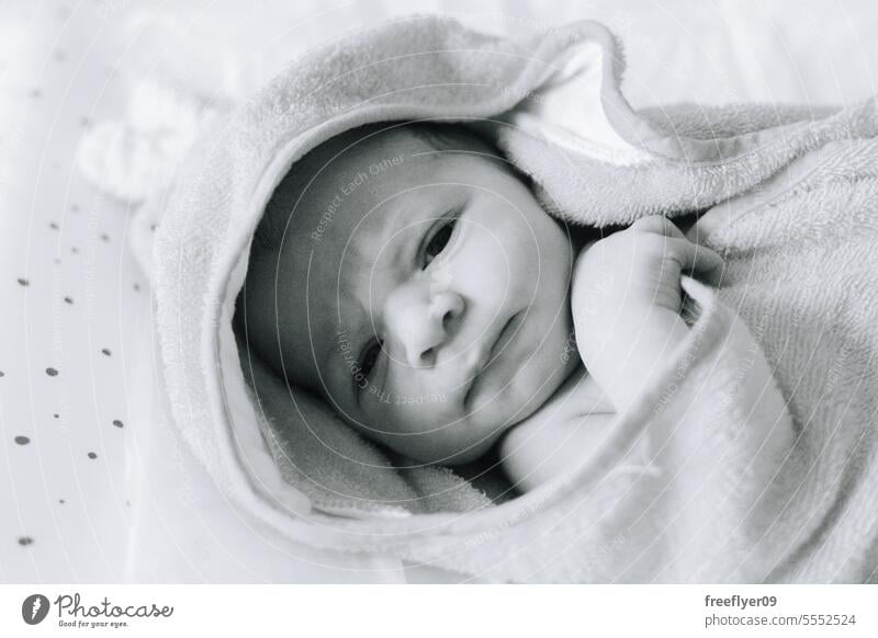 Ein neugeborenes Baby auf einem Handtuch nach seinem ersten Bad Erstgeborenes Porträt Verlegung Hinlegen Textfreiraum Elternschaft Mutterschaft Unschuld Leben