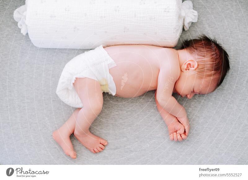 Neugeborenes schlafend auf einem Babybettchen von oben neugeboren Mittagsschlaf Lügen Windel Windeln Elternschaft Mutterschaft Unschuld Leben Wehen jung Junge