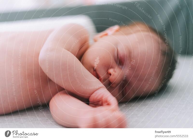 Porträt eines schlafenden Neugeborenen auf einem Babybettchen neugeboren Mittagsschlaf Lügen Windel Windeln Elternschaft Mutterschaft Unschuld Leben Wehen jung