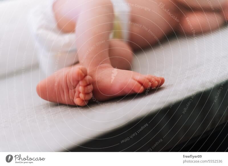 Detail der Füße eines schlafenden Neugeborenen auf einem Babybettchen neugeboren Elternschaft Mutterschaft Unschuld Leben Wehen jung Junge Glück Born klein