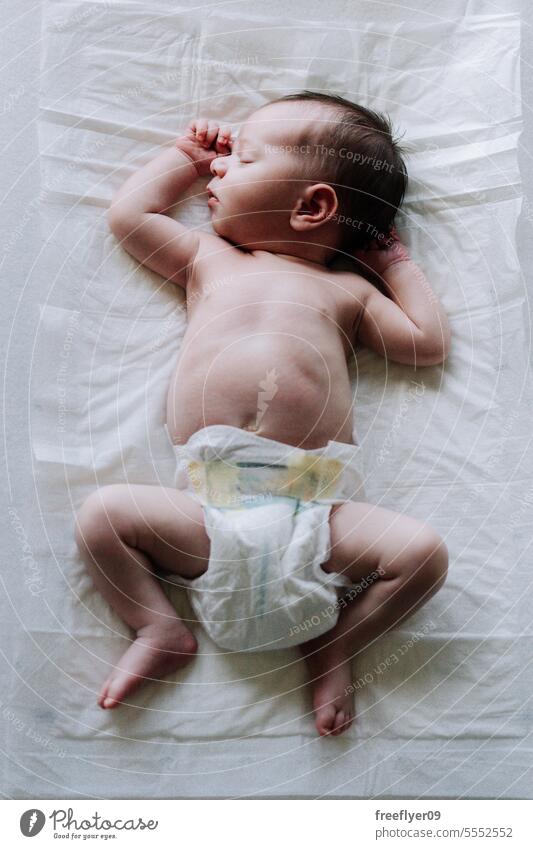Porträt eines Neugeborenen in Windeln auf einer Wickelkommode Baby neugeboren schlafen schlafend Textfreiraum Elternschaft Mutterschaft Unschuld Leben Wehen