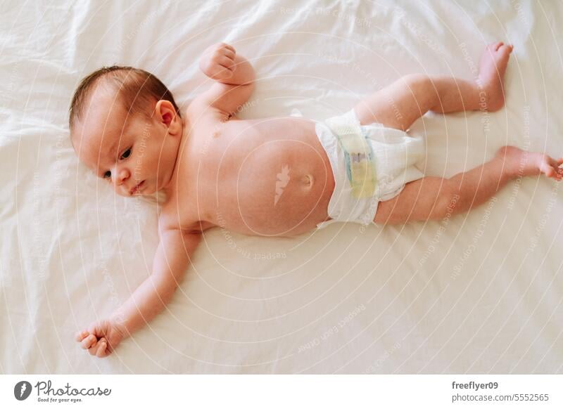 Porträt eines Neugeborenen mit Windeln von oben Baby neugeboren schlafen Zusammensein Lügen Textfreiraum Elternschaft Mutterschaft Unschuld Leben Wehen jung