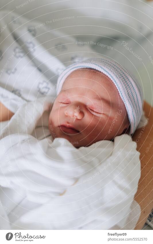 Porträt eines einen Tag alten Neugeborenen im Krankenhaus Baby neugeboren schlafen Textfreiraum Elternschaft Mutterschaft Unschuld Leben Wehen jung Junge Glück