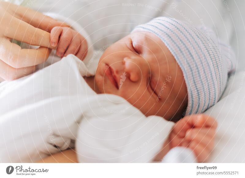Porträt eines einen Tag alten Neugeborenen im Krankenhaus Baby neugeboren schlafen Textfreiraum Elternschaft Mutterschaft Unschuld Leben Wehen jung Junge Glück