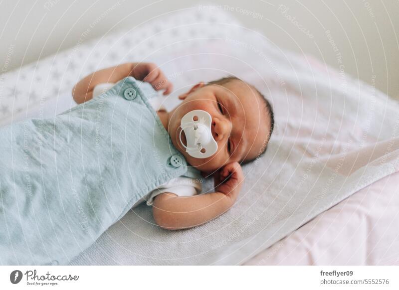 Porträt eines Neugeborenen auf einer Wickelkommode Baby neugeboren Textfreiraum Elternschaft Mutterschaft Unschuld Leben Wehen jung Junge Glück Born klein