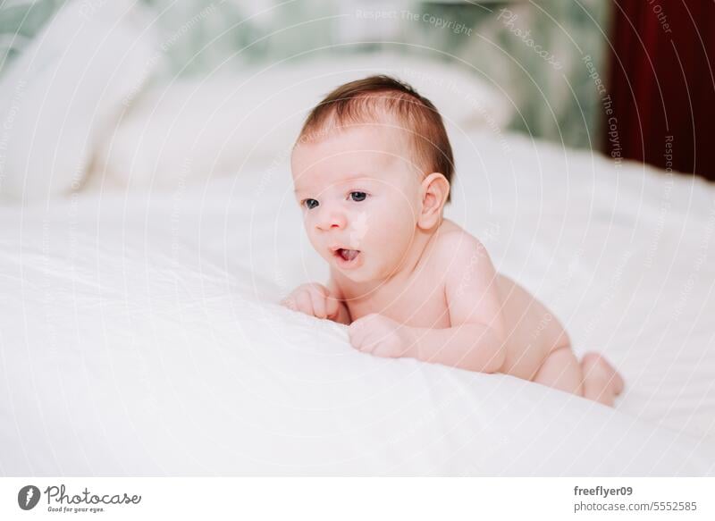 Neugeborenes gähnt in Studiobeleuchtung gegen Weiß Baby neugeboren Erstgeborenes Porträt Verlegung Hinlegen Textfreiraum Elternschaft Mutterschaft Unschuld