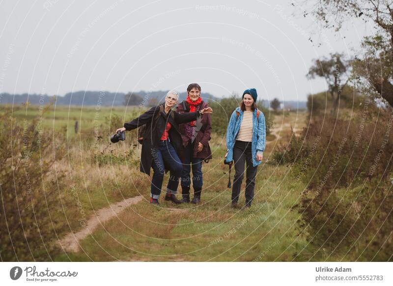 Weites Land| Unterwegs im Teufelsmoor - 3 Frauen haben Spaß Natur Urlaub Reisen Spaziergang Drei Weg Wiesen Moor Worpswede Landschaft Ferien & Urlaub & Reisen