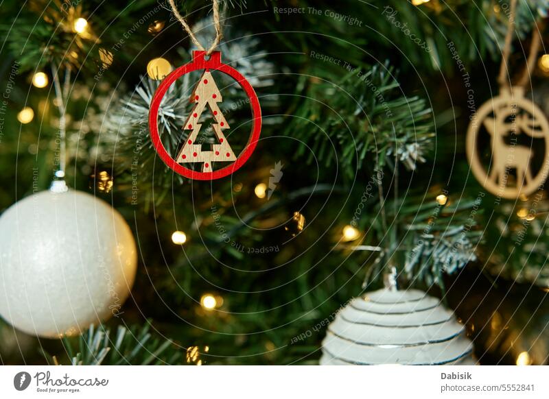 Geschmückter Weihnachtsbaum Weihnachten Neujahr Baum Zusammensetzung Dekoration & Verzierung Girlande Tanne Ball festlich Feiertag Hintergrund kreativ Winter