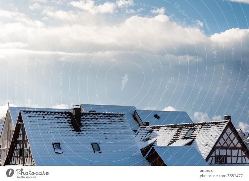 Winter im Dorf Fachwerkhaus Haus Fachwerkfassade Schnee Tradition ruhig weiß kalt Schönes Wetter Weihnachtsstimmung Wolken blau Winterstimmung