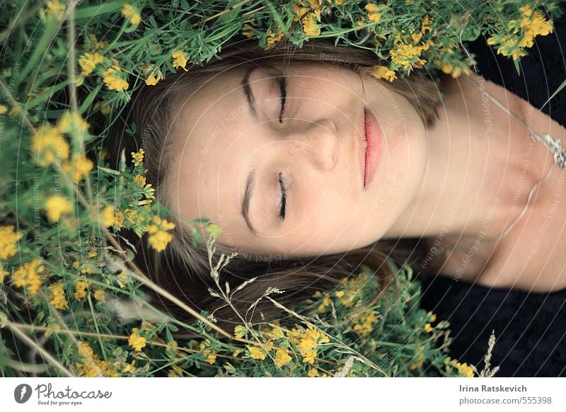 Schlafende Schönheit Junge Frau Jugendliche Haut Kopf Haare & Frisuren Gesicht Auge Nase Mund Lippen 1 Mensch 18-30 Jahre Erwachsene Natur Sommer Pflanze Blume