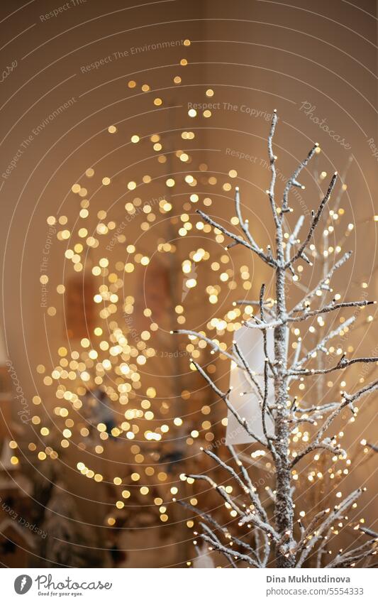 Baum Zweig mit Lichtern Bokeh Weihnachtsdekoration Nahaufnahme auf Weihnachten Home Decor Markt Dekoration & Verzierung golden Ast Pflanze Blätter Blatt Gruß