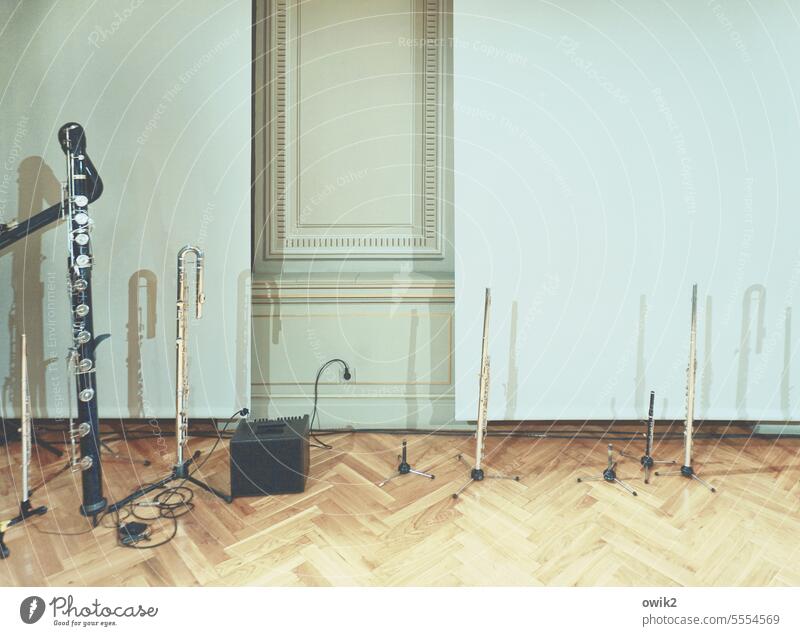 Kammerkonzert Musikinstrumente Blasinstrumente Querflöten Bassflöte viele Sortiment stehen warten Konzertpause Fußboden Wand Verkleidung Verstärker Würfel