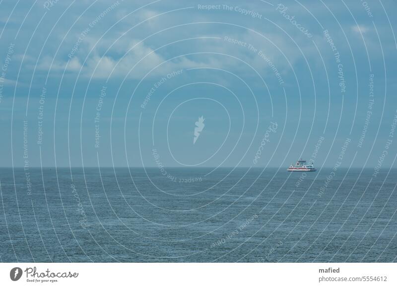 Eine Amrumfähre auf der Nordsee von einer anderen aus fotografiert Meer Schiff Fähre Himmel Wolken Horizont Weite Außenaufnahme Küste blau grauhaarig Wasser