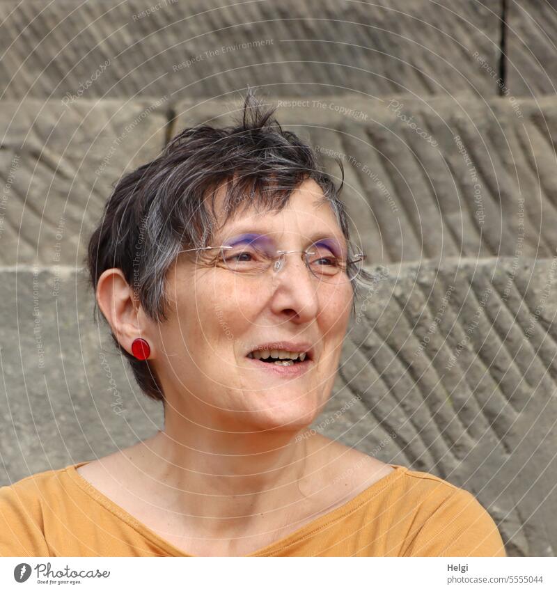 Weites Land | Freude Frau Mensch Porträt Kopf Gesicht feminin weiblich kurzhaarig freundlich Lächeln Brille Ohrring grauhaarig Erwachsene authentisch natürlich