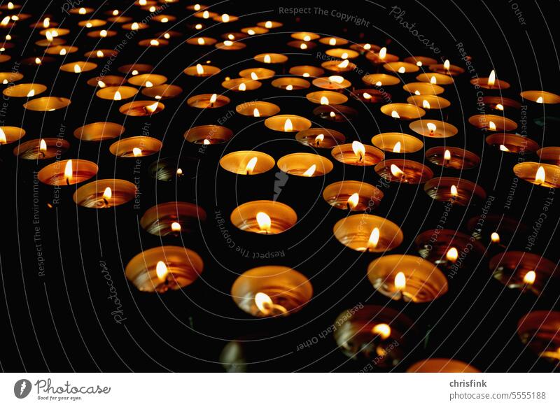 Teelichter in dunklem Raum kerze Licht Lichter Kirche Gebet Kerze Hoffnung Religion & Glaube Christentum Kerzenschein Spiritualität Tod Trauer besinnlich