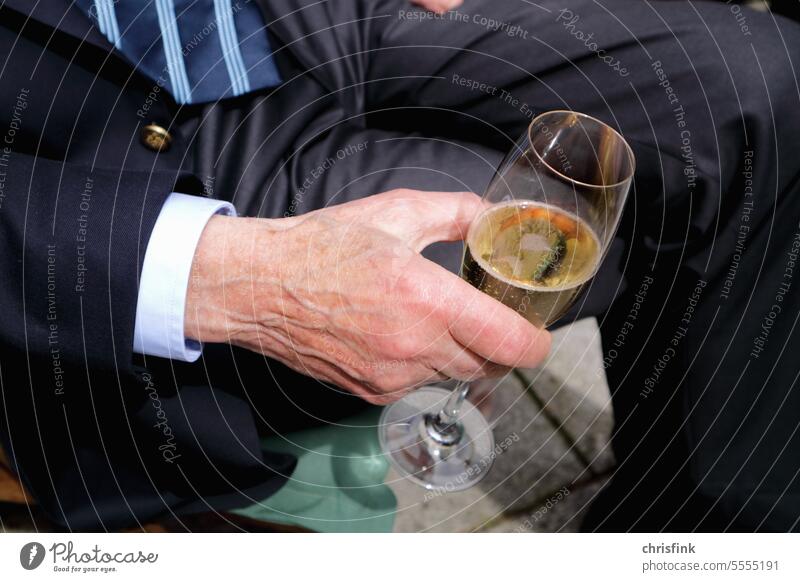 Hand eines alten Mannes hält Sektglas sektglas trinken Triker Alkoholiker Alkoholismus Glas Champagner Party Feste & Feiern Wein Prosecco Krankheit Gesundheit