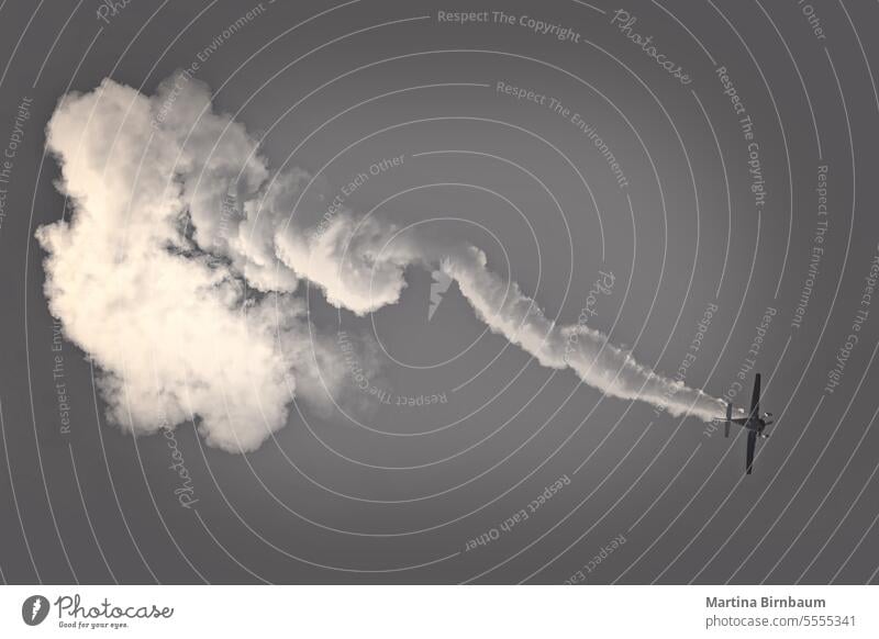 Kondensstreifen eines einzelnen Flugzeugs kreisen Hintergrund Himmel Nachlauf Ebene zeigen Luftfahrtausstellung Cloud Luftverkehr blau Fliege Transport Pilot