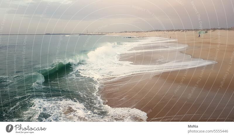 Welle am Strand Meer Wellen Wasser blau Sand Beach Einsamkeit Portugal Dynamik Querformat beige Natur Himmel Horizont reisen ästhetisch Schönheit sanft