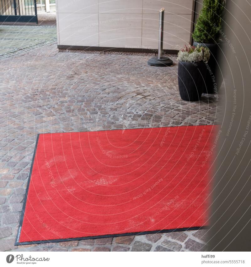 ein rote Teppich mit Fußspuren im Eingangsbereich Roter Teppich Empfang Einlass Veranstaltung elegant Kultur Reichtum Premiere Lifestyle Feste & Feiern