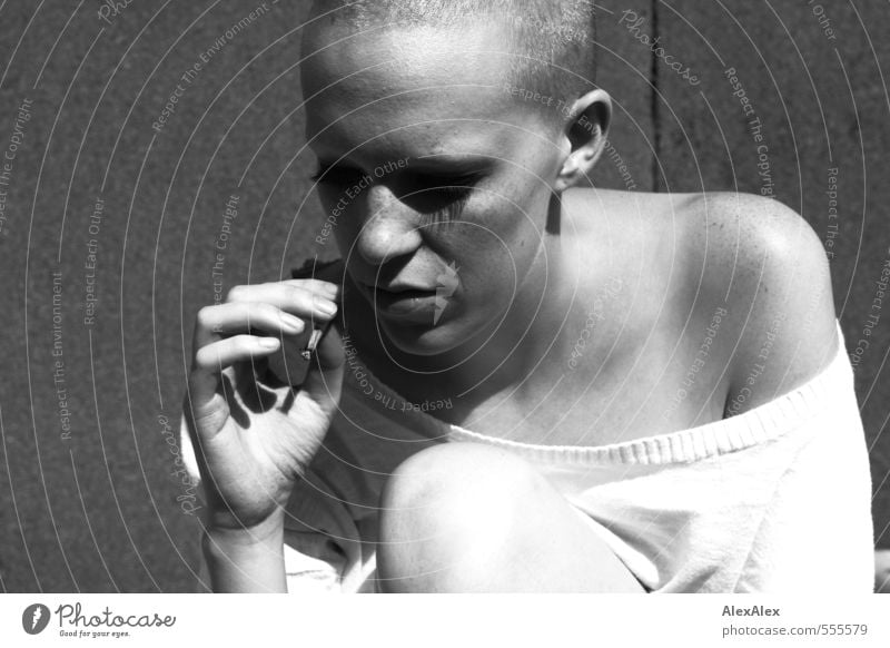 Junge Frau mit sehr kurzen Haaren raucht eine Zigarette Rauchen Rauschmittel Jugendliche Kopf Schulter Hand Knie Sommersprossen 18-30 Jahre Erwachsene