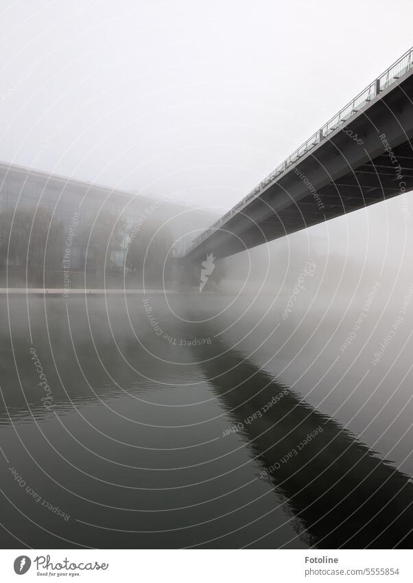 Es wird herbstlich. Der Nebel schluckt alle Farben. Die Stadtbrücke führt über den Mittellandkanal in die Autostadt Wolfsburg. Na dann überquere ich sie mal und geh zur Arbeit.