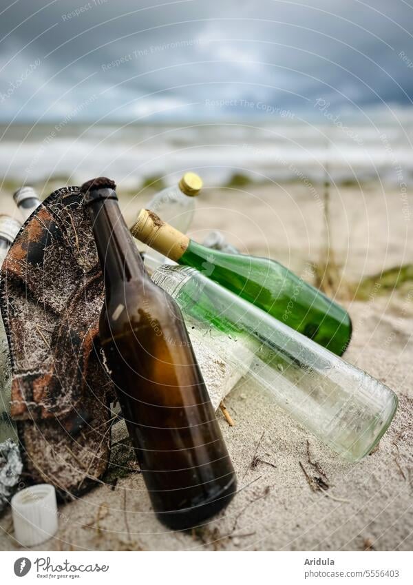 Gesammelter Müll, vor allem Glasflaschen, am Ostseestrand No. 3 Flaschen sammeln Verschmutzung Umwelt Abfall Ökologie Recycling Entsorgung Kunststoff