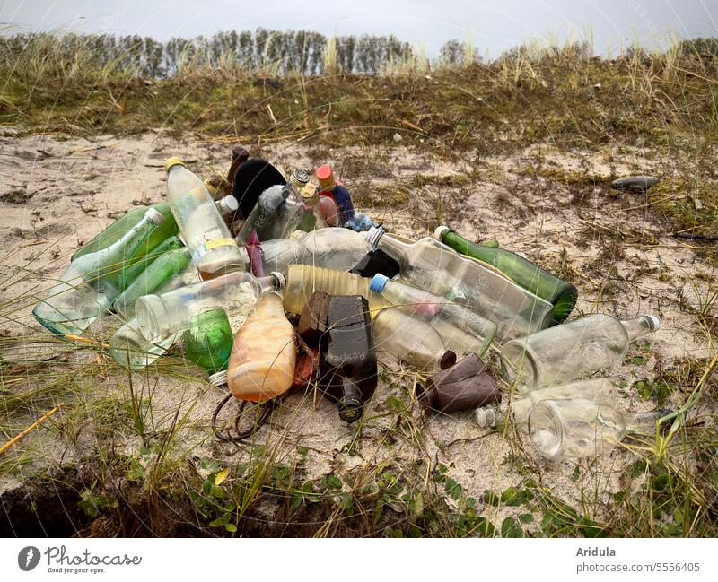 Gesammelter Müll, vor allem Glasflaschen, am Ostseestrand No. 4 Flaschen sammeln Verschmutzung Umwelt Abfall Ökologie Recycling Entsorgung Kunststoff