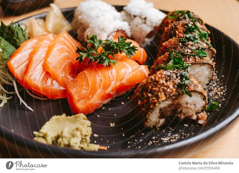 schwarzer Teller mit Sushi-Stücken Hintergrund Speise traditionell Mahlzeit Abendessen Reis asiatisch Restaurant Reflexion & Spiegelung Avocado Meeresfrüchte