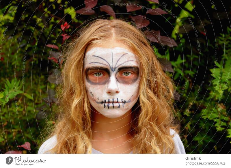 Mädchen gruselig geschminkt schminke halloween helloween angst Tod tot bleich blass Horror Angst Porträt Mensch Schminke Gesicht Karneval Halloween Maske Auge