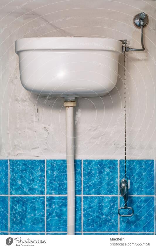 Alter Toilettenspülkasten Bad Fliese Fliesen Fliesenspiegel Kein Mensch Klokette Klosett niemand Retro Spülkasten Zugkette WC