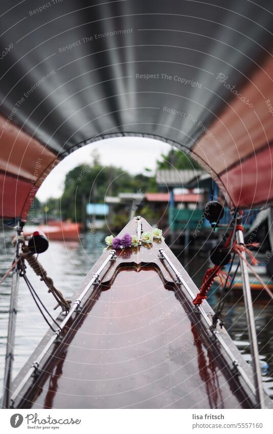 BOOTSTOUR - BANGKOK LÄSST GRUESSEN longtailboot Bootsfahrt Bangkok Thailand Wasser Häuser überdacht Blumenkette Außenaufnahme Ferien & Urlaub & Reisen Ausflug