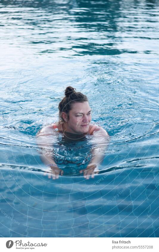 SCHWIMMEN - NASS - ZEIT FÜR SICH Frau 30 bis 40 Jahre Dutt Pool Wasser nass Zeit Zeit für sich Wellness Schwimmen & Baden genießen Auszeit Erholung Sommer
