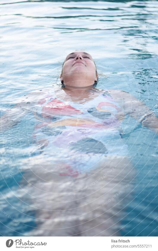 ENTSPANNUNG - SCHWIMMEN - URLAUB Frau 30 bis 40 Jahre Schwimmbad Pool Schwimmen & Baden genießen Ruhe Wasser Sommer Erholung blau Erfrischung